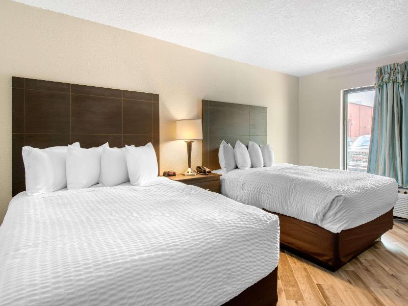 Clarion Inn & Suites Kissimmee Lake Buena Vista S image