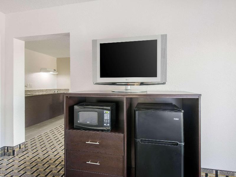 Clarion Inn & Suites Kissimmee Lake Buena Vista S image