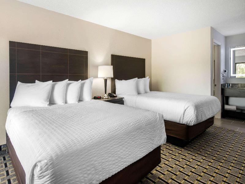 Clarion Inn & Suites Kissimmee Lake Buena Vista S image