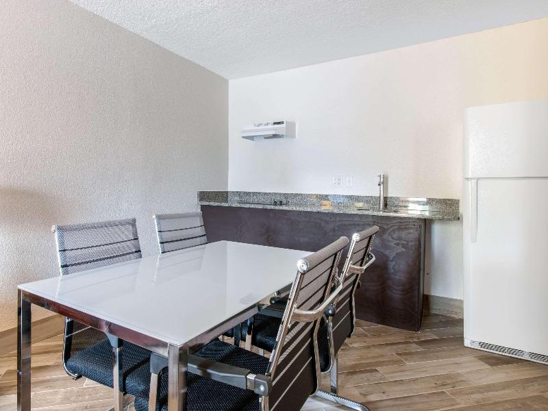 Clarion Inn & Suites Kissimmee Lake Buena Vista S image