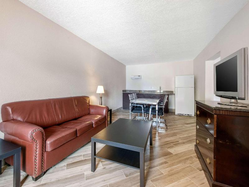 Clarion Inn & Suites Kissimmee Lake Buena Vista S image