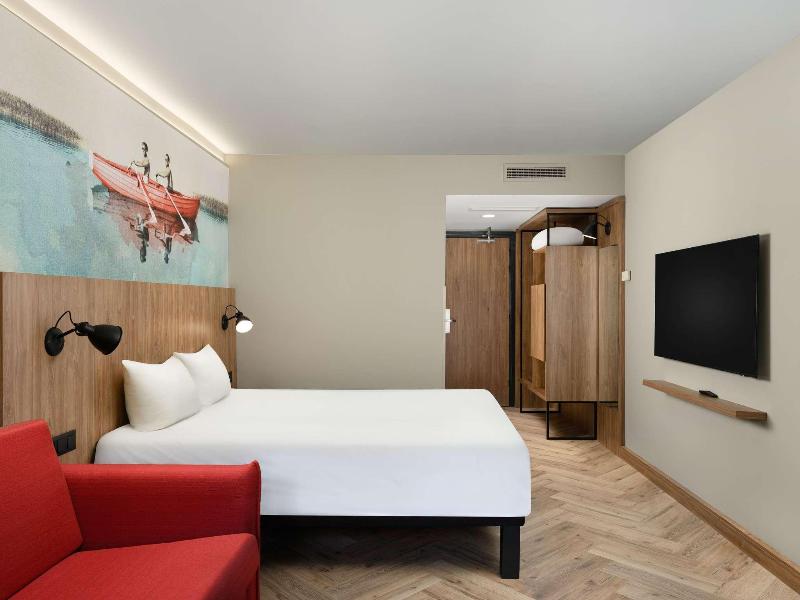 Ibis Styles Budapest Heroes Square image