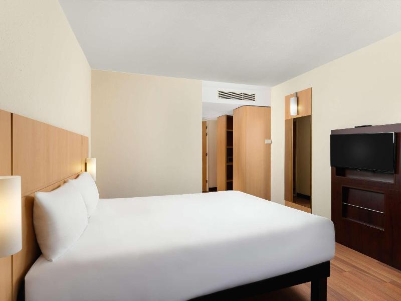 Ibis Styles Budapest Heroes Square image