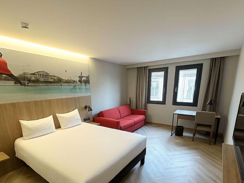 Ibis Styles Budapest Heroes Square image