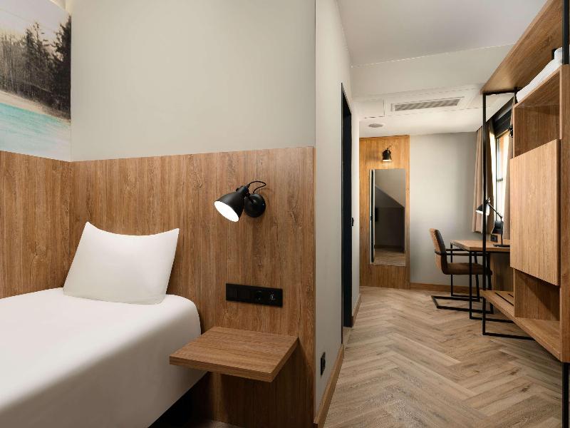 Ibis Styles Budapest Heroes Square image