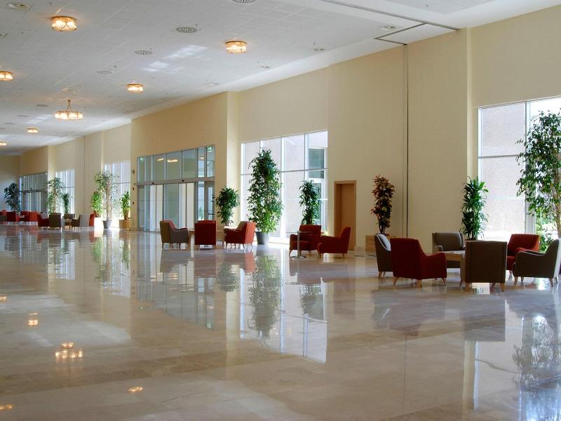 Wow Airport image