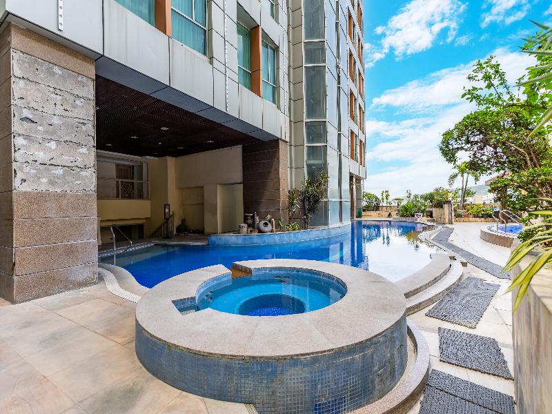 Crown Regency Hotel & Towers Cebu image