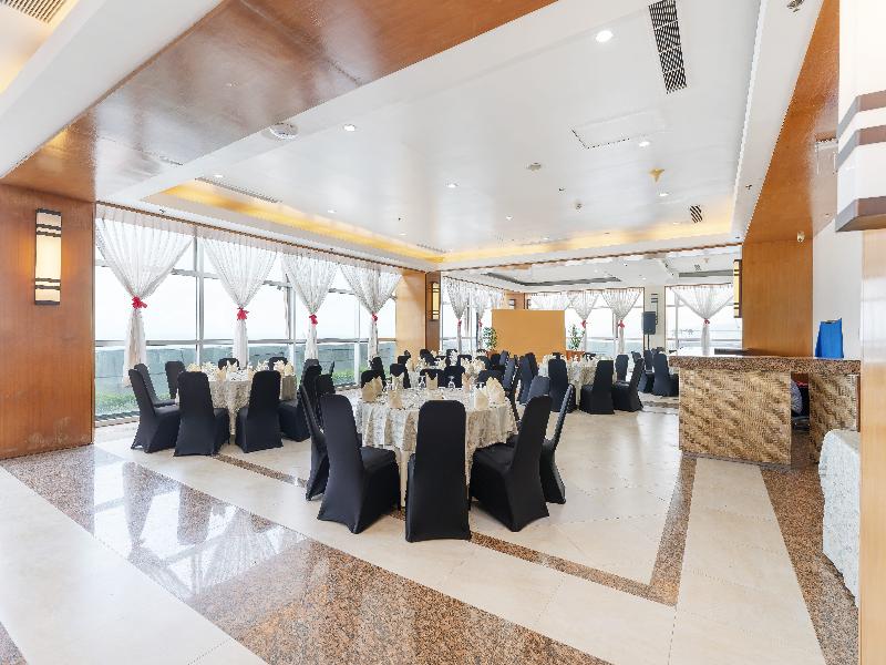 Crown Regency Hotel & Towers Cebu image