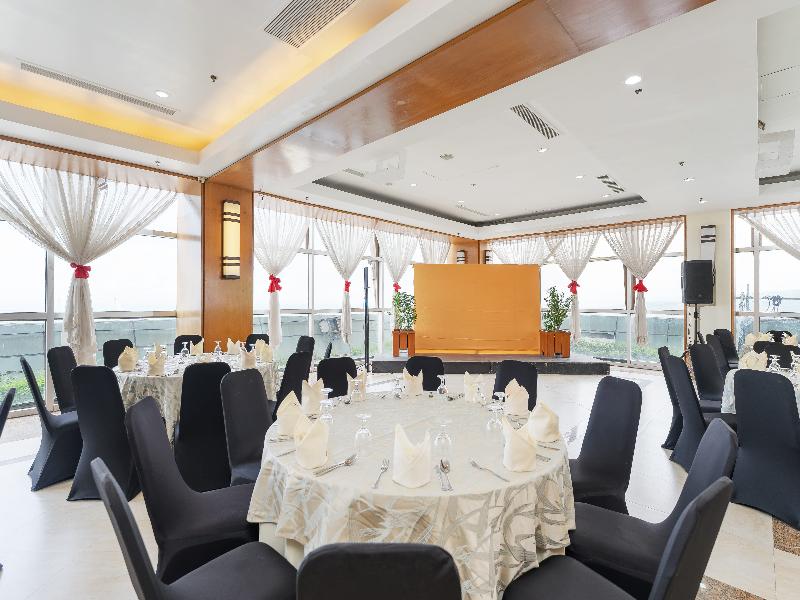 Crown Regency Hotel & Towers Cebu image