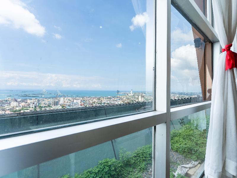 Crown Regency Hotel & Towers Cebu image