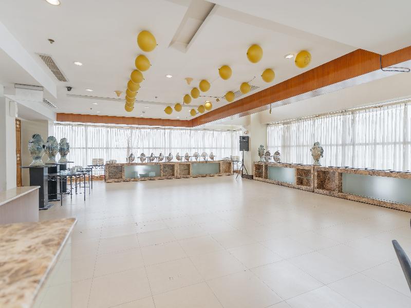 Crown Regency Hotel & Towers Cebu image