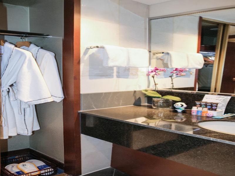 Peace Hotel Beijing image