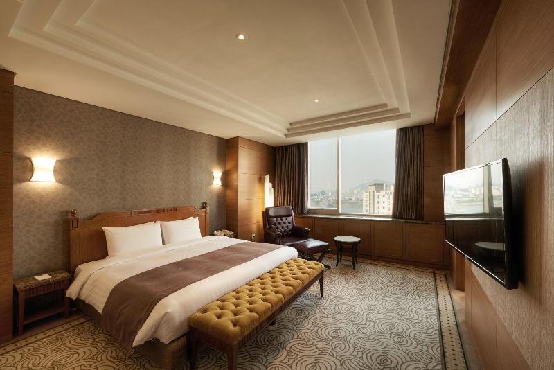 The Hotel Riviera image