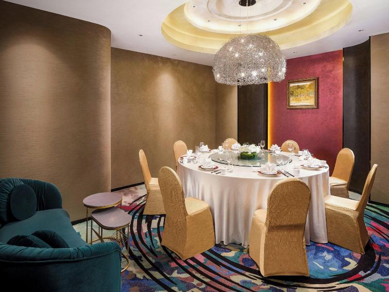Renaissance Shanghai Yu Garden Hotel image