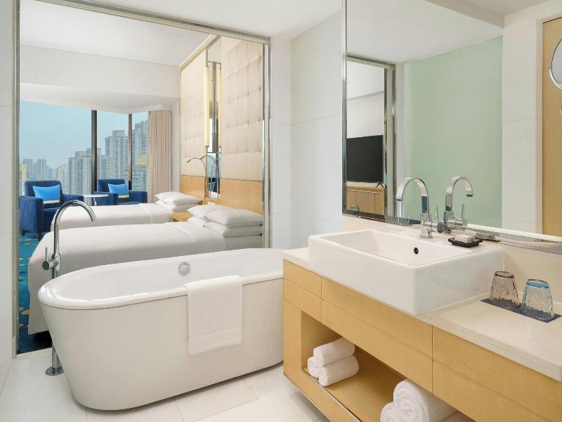 Renaissance Shanghai Yu Garden Hotel image