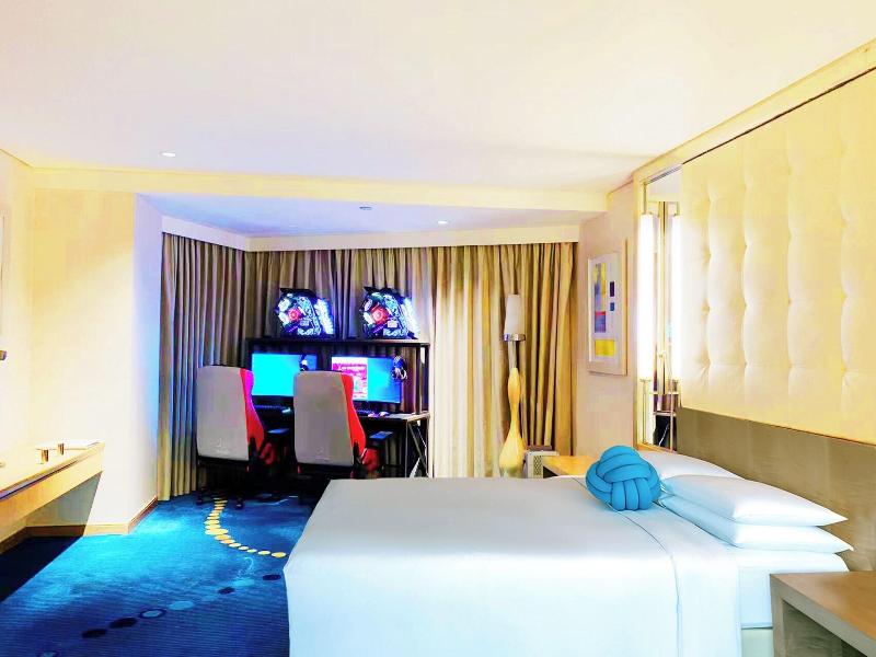 Renaissance Shanghai Yu Garden Hotel image