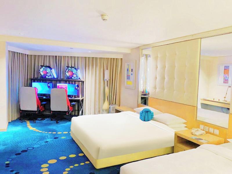 Renaissance Shanghai Yu Garden Hotel image
