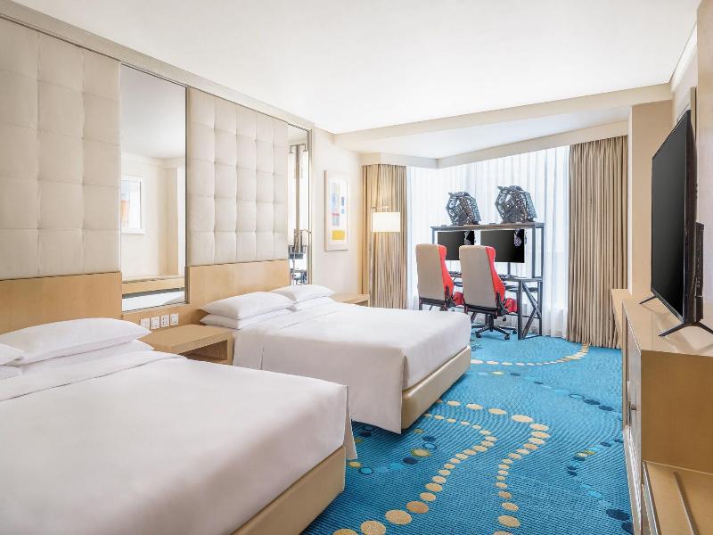 Renaissance Shanghai Yu Garden Hotel image