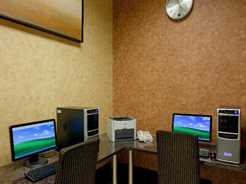 Armon Plaza Montreal Airport by IHG image