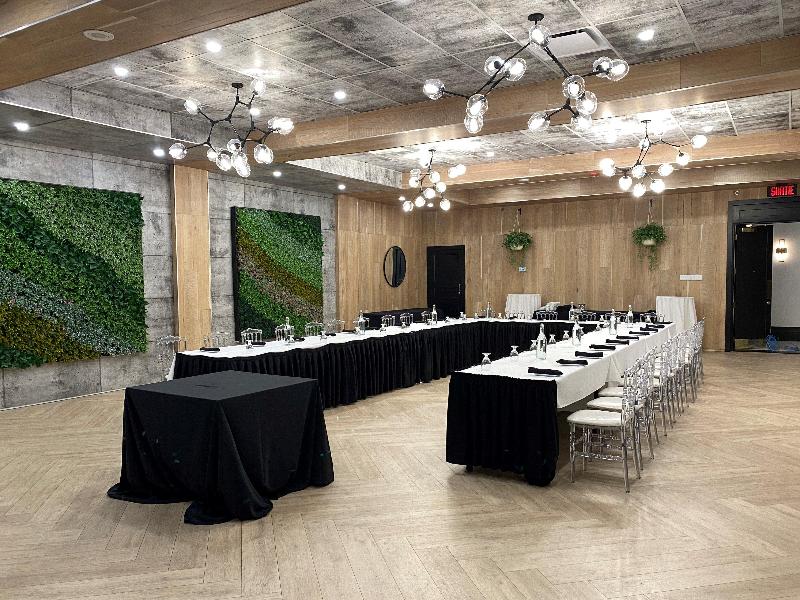 Armon Plaza Montreal Airport by IHG image