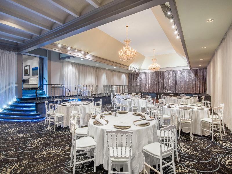 Armon Plaza Montreal Airport by IHG image