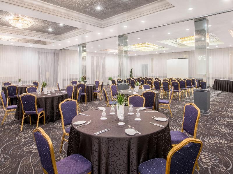 Armon Plaza Montreal Airport by IHG image