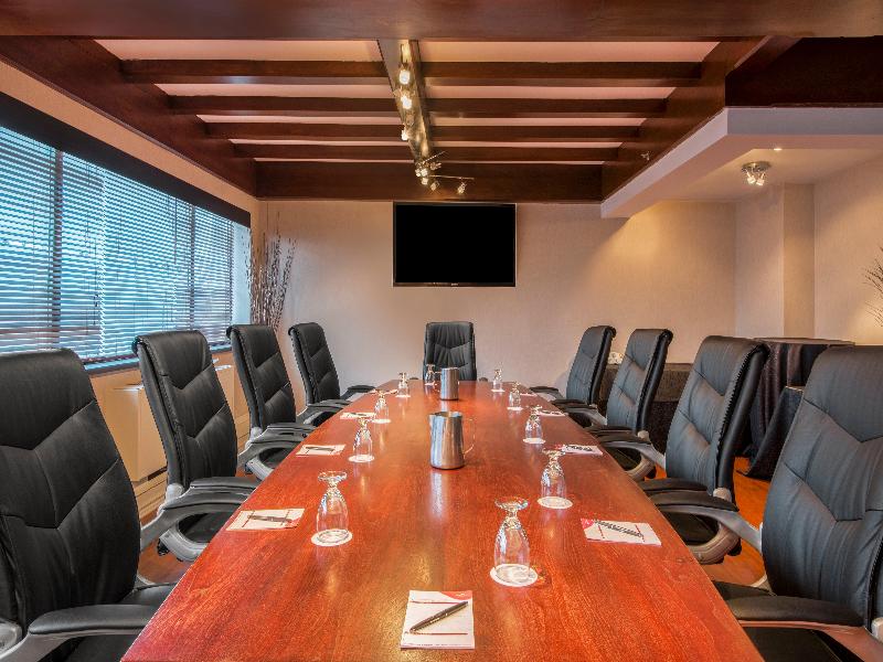 Armon Plaza Montreal Airport by IHG image