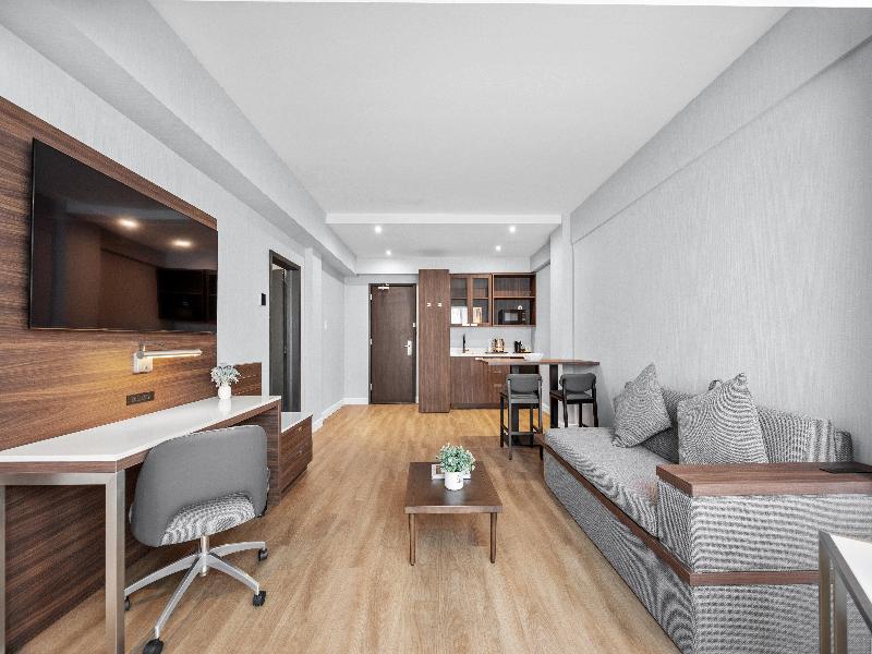 Armon Plaza Montreal Airport by IHG image