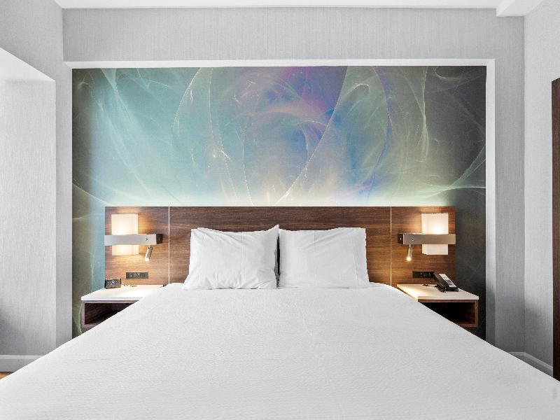 Armon Plaza Montreal Airport by IHG image