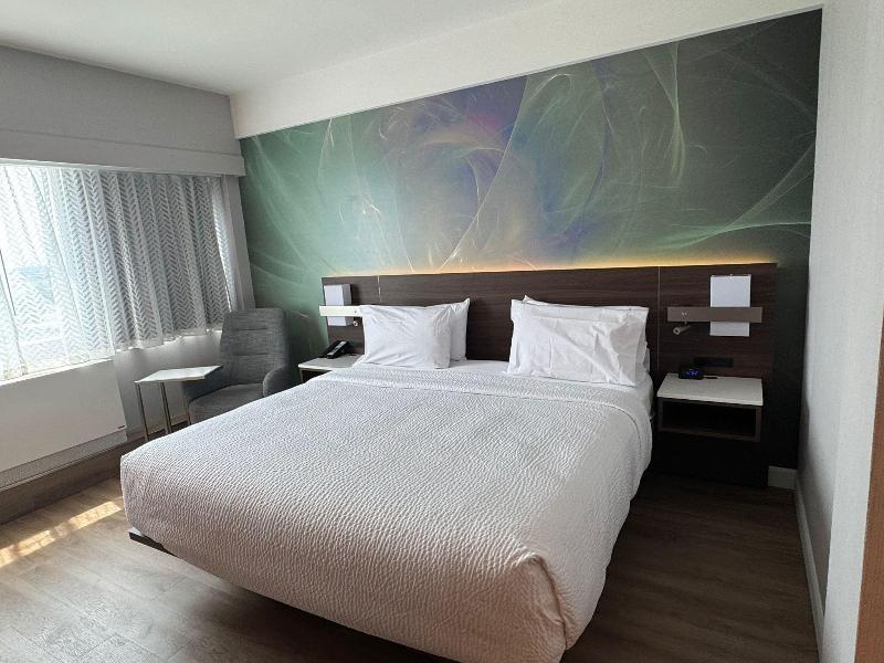 Armon Plaza Montreal Airport by IHG image
