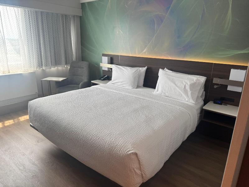 Armon Plaza Montreal Airport by IHG image