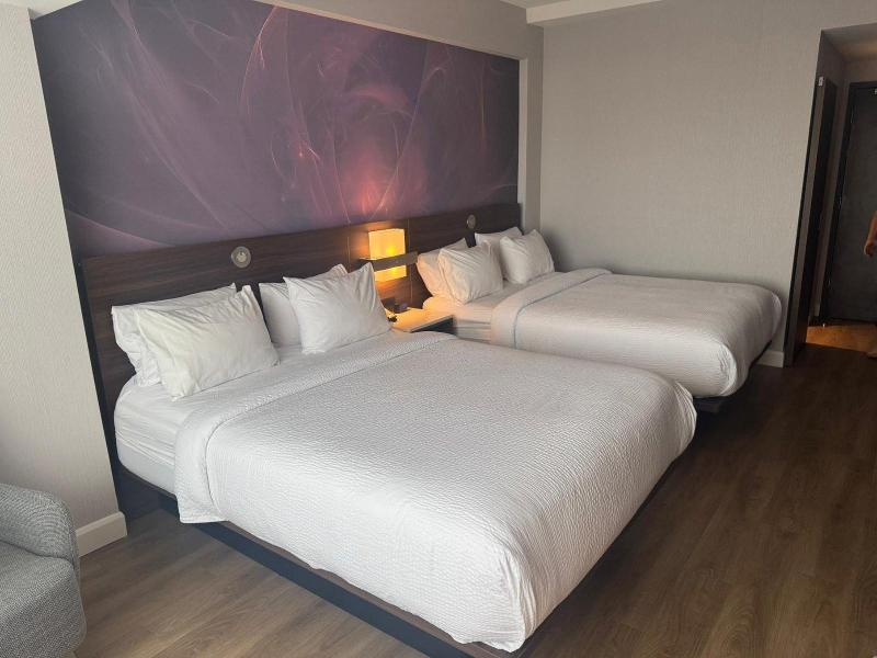 Armon Plaza Montreal Airport by IHG image