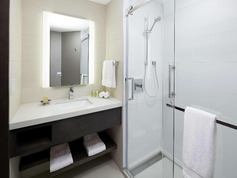 DoubleTree by Hilton Montreal image