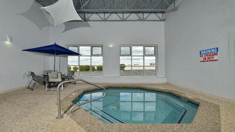 Holiday Inn Express Boston Milford - Pool