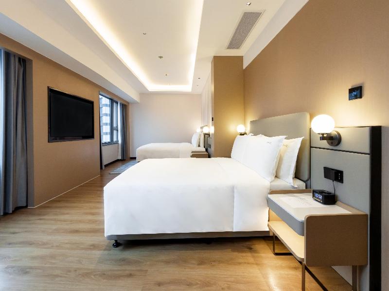 Holiday Inn Shanghai Nanjing Road image