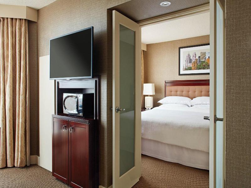 SUITE KING BED ONE BEDROOM — photo 7