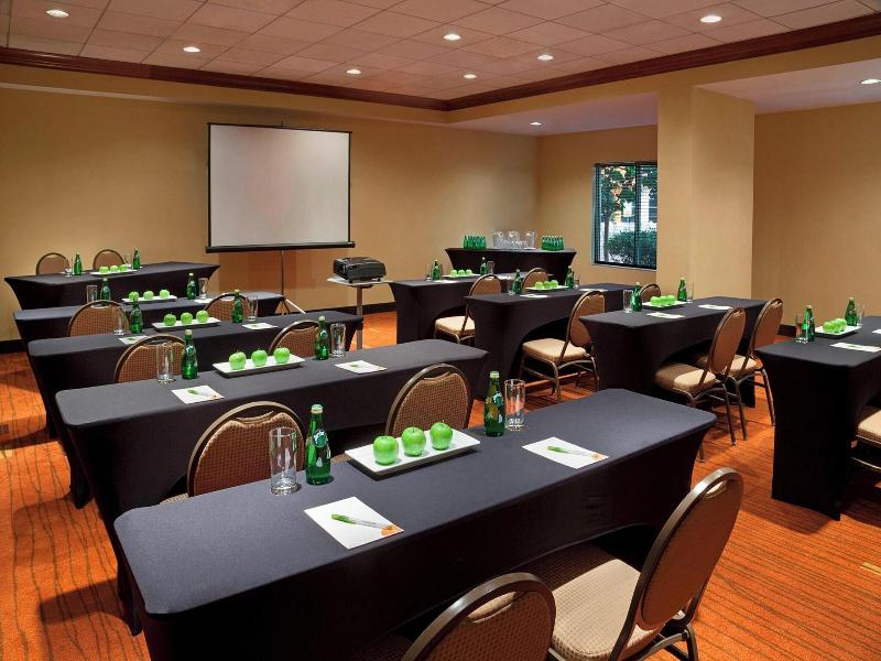 Courtyard By Marriott Toronto Airport image