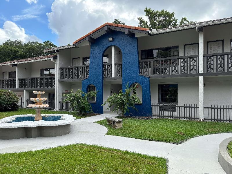 La Casa Inn And Suites image