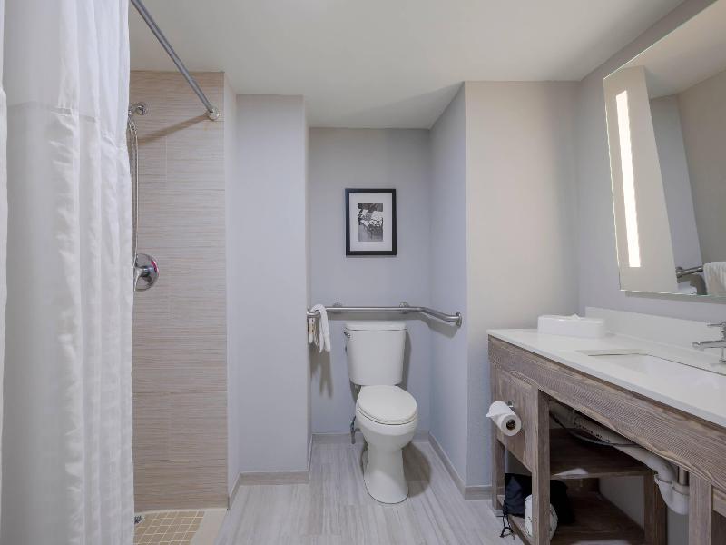 Comfort Inn & Suites Alexandria Area image