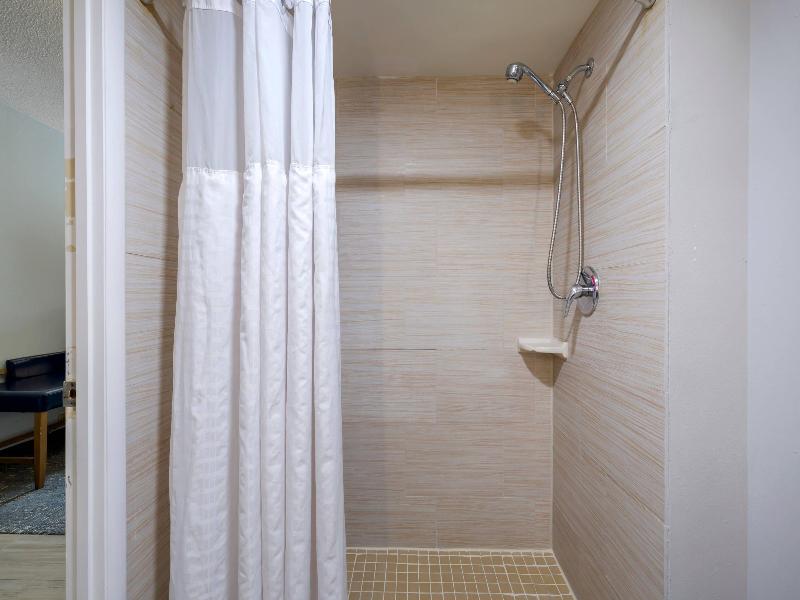Comfort Inn & Suites Alexandria Area image