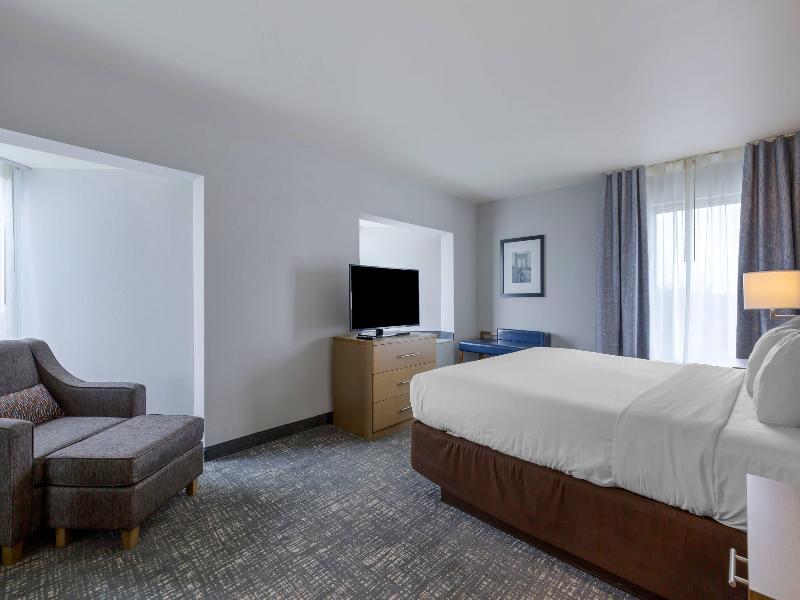 Comfort Inn & Suites Alexandria Area image