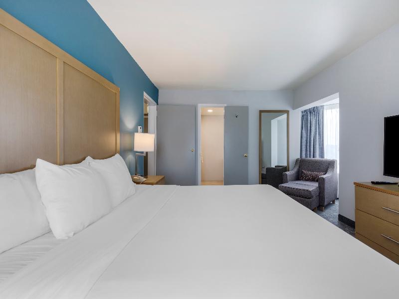 Comfort Inn & Suites Alexandria Area image