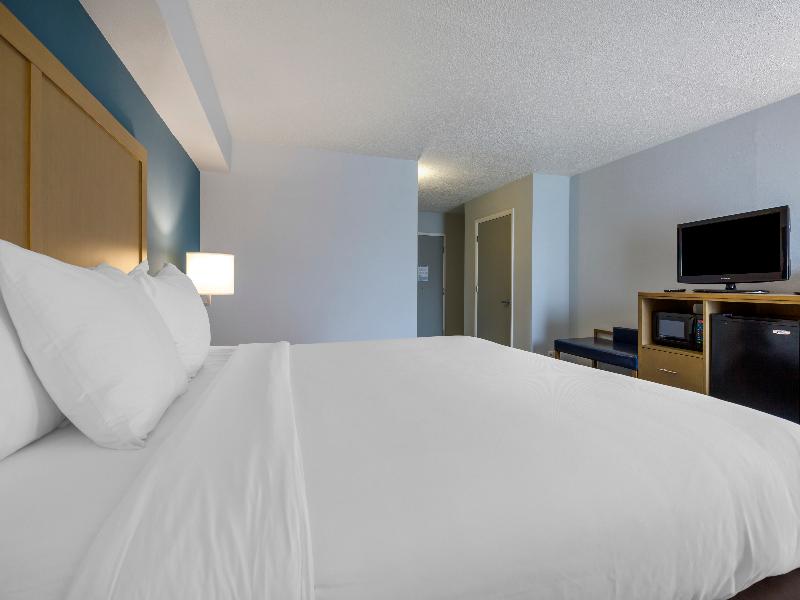 Comfort Inn & Suites Alexandria Area image