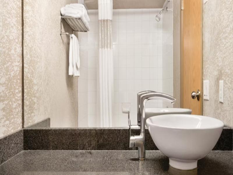 Prairie Crest Calgary Airport by IHG image