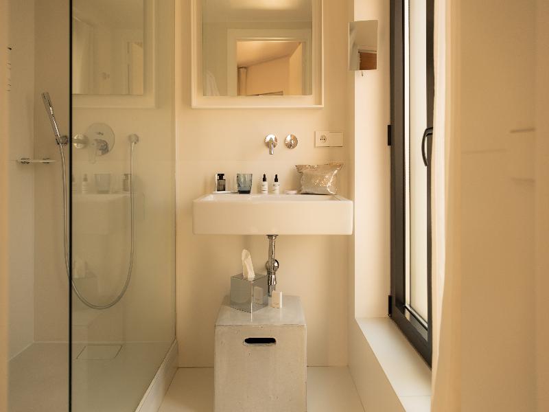 9Hotel Sablon image