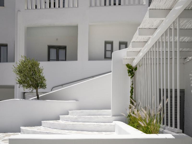 Mr & Mrs White Tinos image