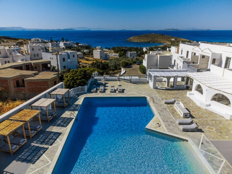Mr & Mrs White Tinos image