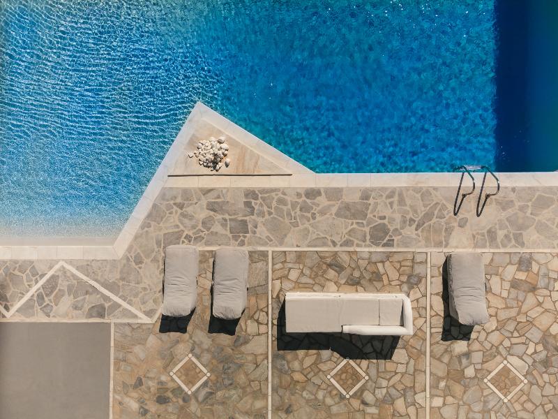 Mr & Mrs White Tinos image