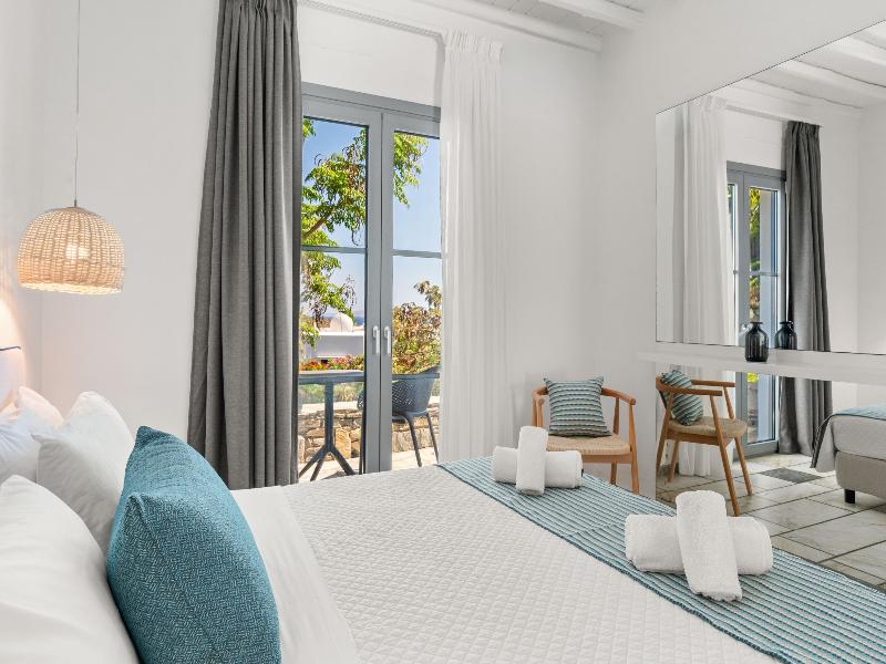 Mr & Mrs White Tinos image