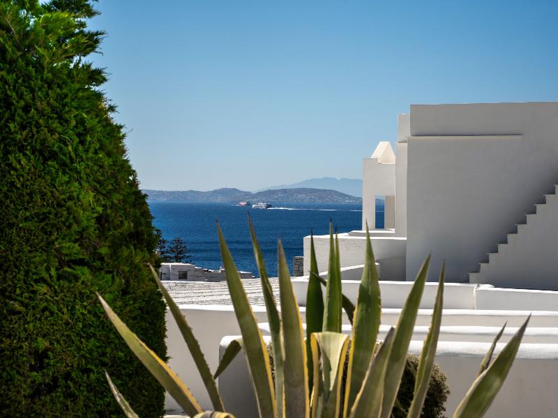 Mr & Mrs White Tinos image